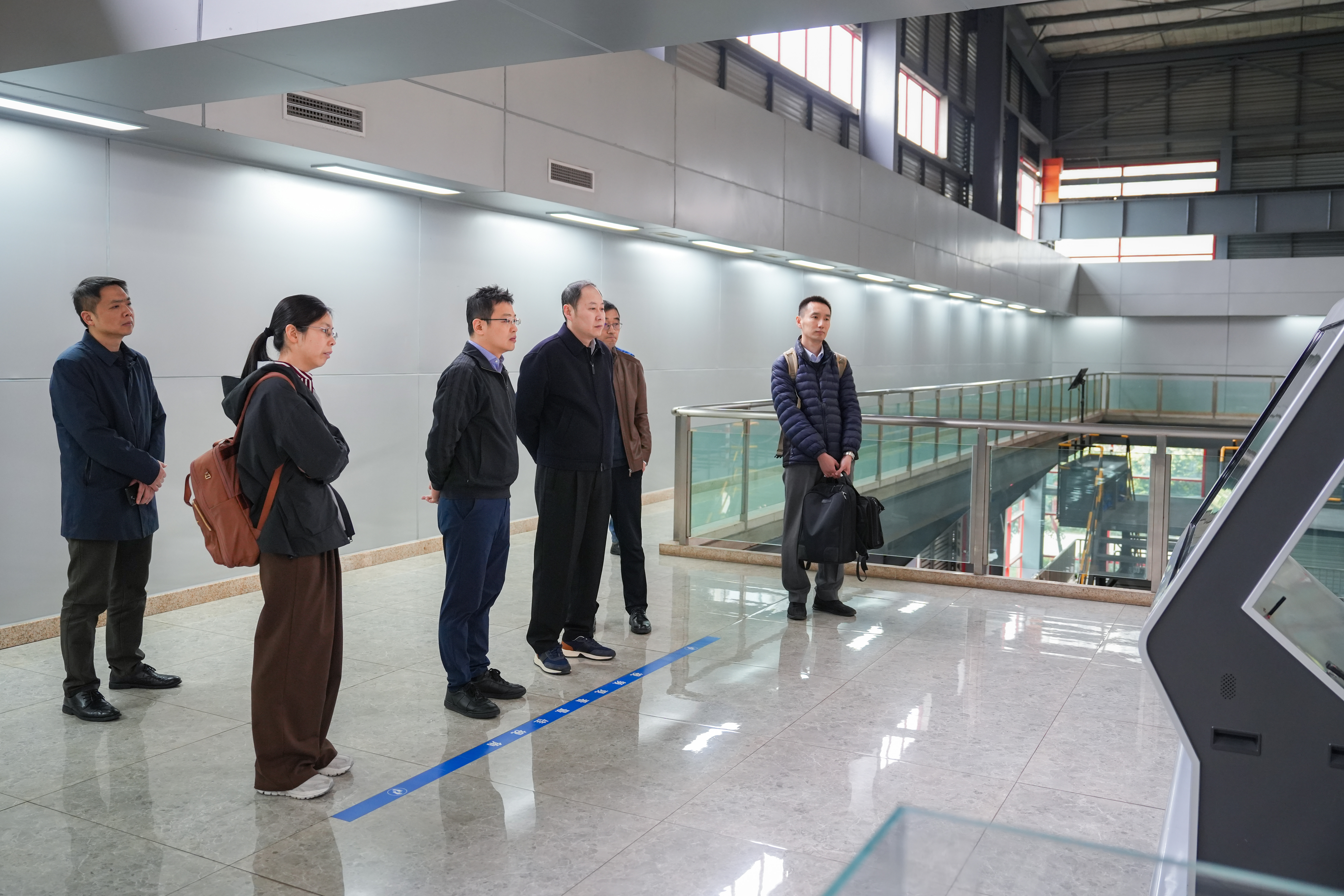 中信環境黨委委員、副總經理王松一行到三峰環境集團考察交流